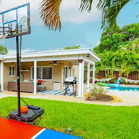 Colorful Home - Pool - Game Room - Basketball Court - Bbq & More